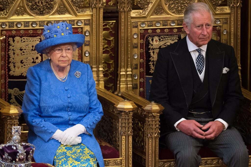 الملكة إليزابيث الثانية والأمير تشارلز