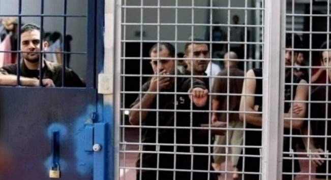 30 أسيراً فلسطينياً يخوضون إضراباً مفتوحاً عن الطعام