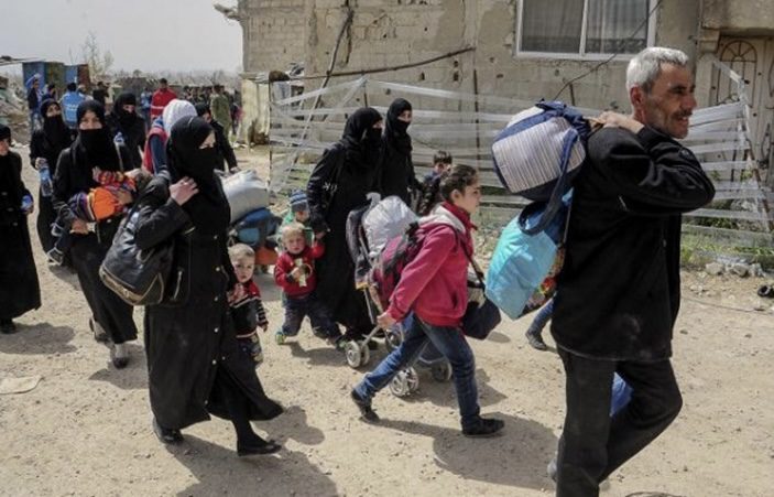تركيا تعيد لاجئين سوريين لبلدهم بالعنف والسلاح