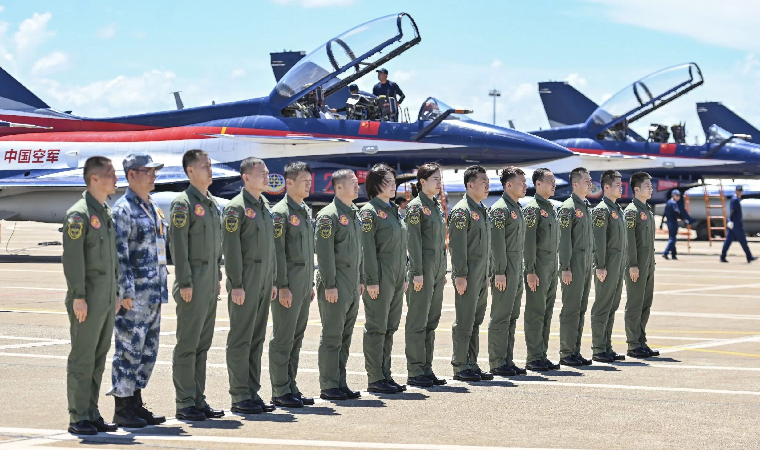 الصين تُجند طيارين عسكريين بريطانيين لتدريب جيشها