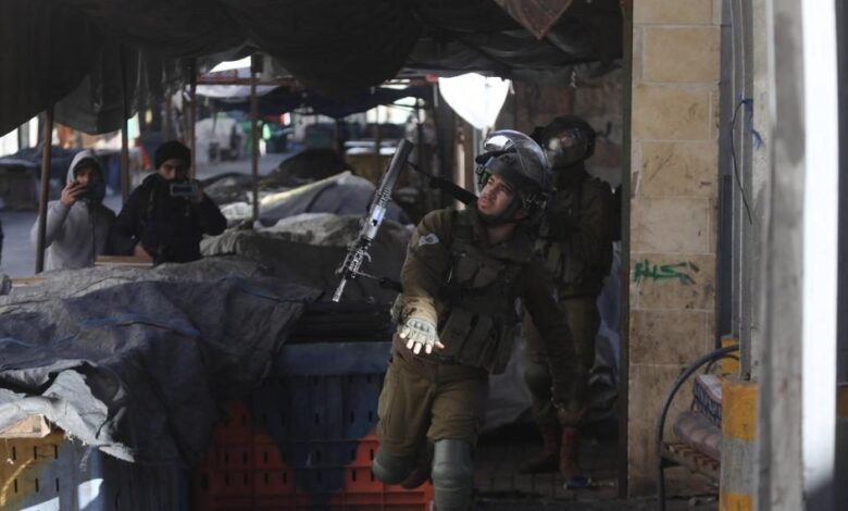 مواجهات عنيفة في الخليل ... ومستوطنون يهاجمون مجندة إسرائيلية