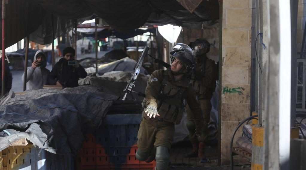 مواجهات عنيفة في الخليل ... ومستوطنون يهاجمون مجندة إسرائيلية