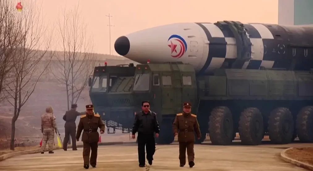 كوريا الشمالية تطلق صاروخاً جديداً وتهدد بإجراءات عسكرية أشرس