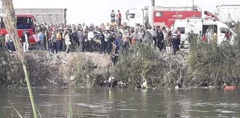 مصر: مقتل وإصابة 33 راكباً بعد سقوط حافلة في قناة مائية