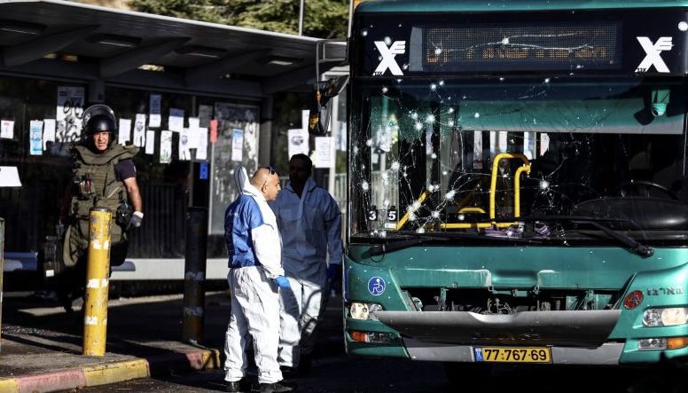 مقتل إسرائيلي أصيب خلال انفجار في القدس… واكتشاف قنبلة جديدة