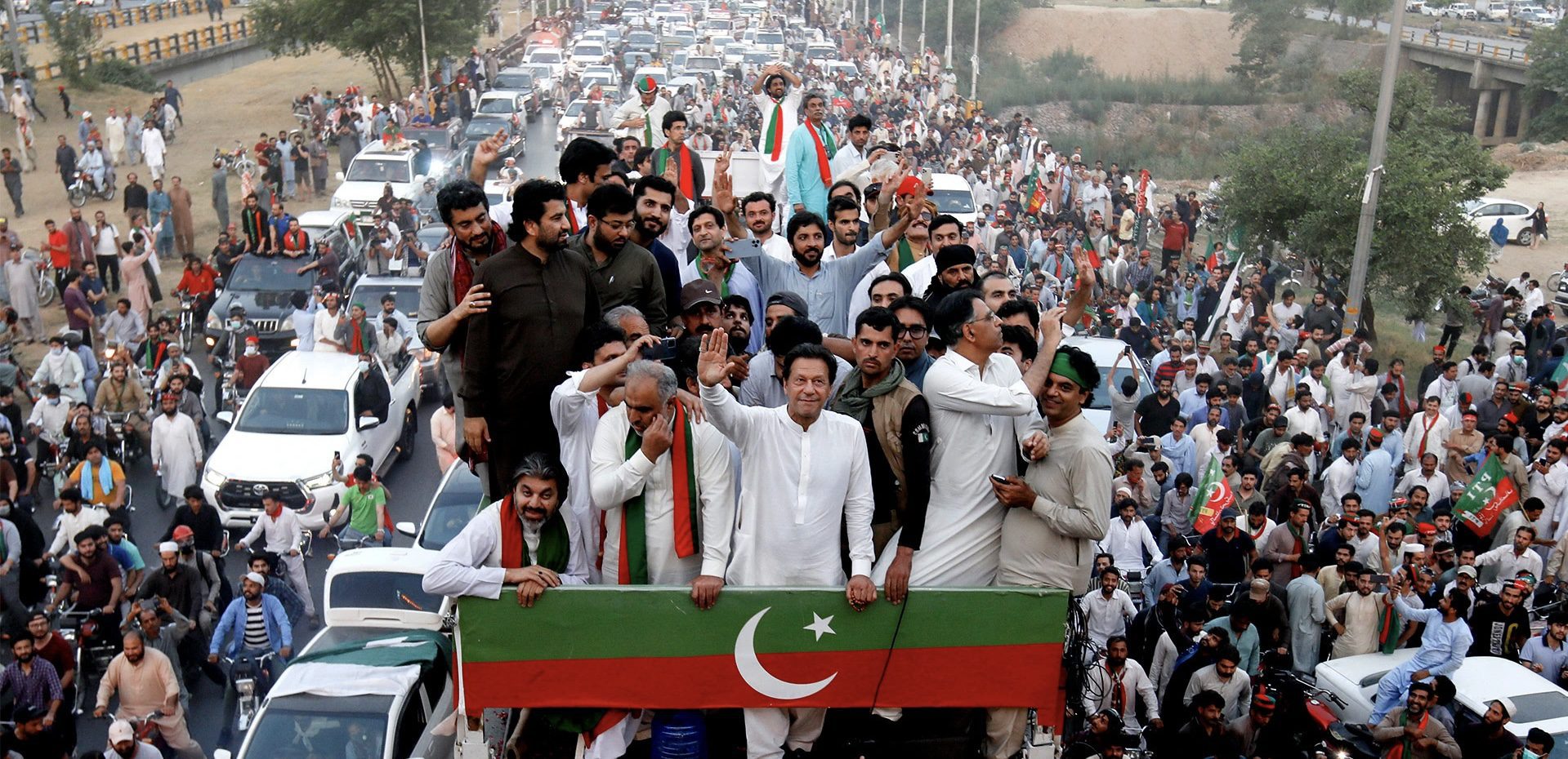 بالفيديو: إصابة عمران خان بعد محاولة اغتياله في باكستان