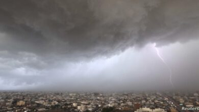 الطقس يغلق الطرق ويعلق الدراسة في السعودية