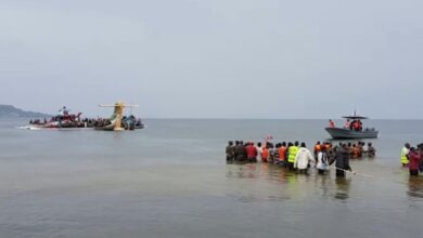 سقوط طائرة تنزانية على متنها 49 راكباً في بحيرة فيكتوريا