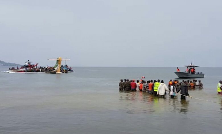 سقوط طائرة تنزانية على متنها 49 راكباً في بحيرة فيكتوريا