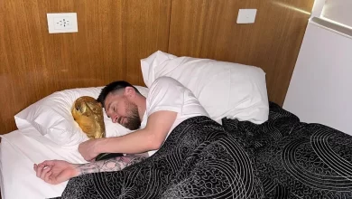 لم تنته الأفراح... ميسي يحتضن كأس العالم وهو نائم