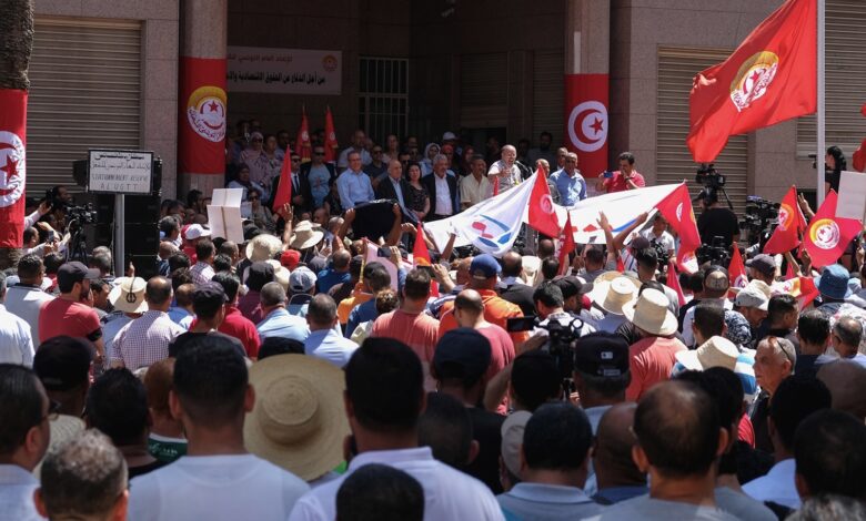 النقابات في تونس تهدد باحتلال الشوارع احتجاجاً على "التقشف"