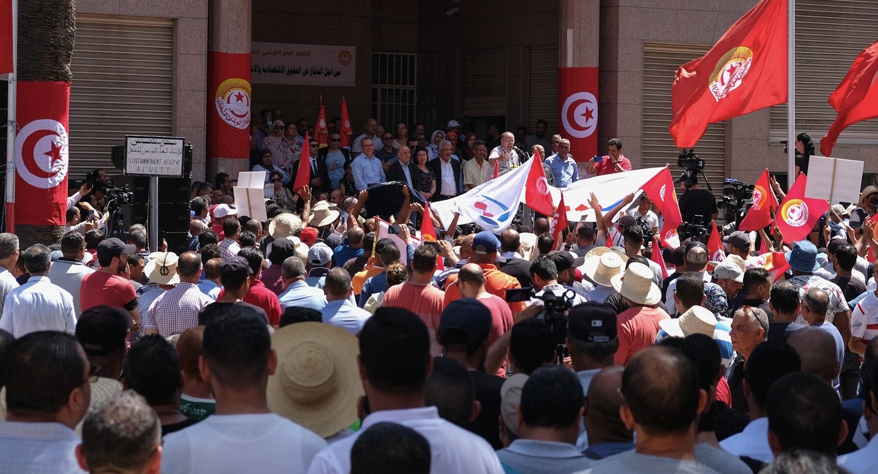 النقابات في تونس تهدد باحتلال الشوارع احتجاجاً على "التقشف"