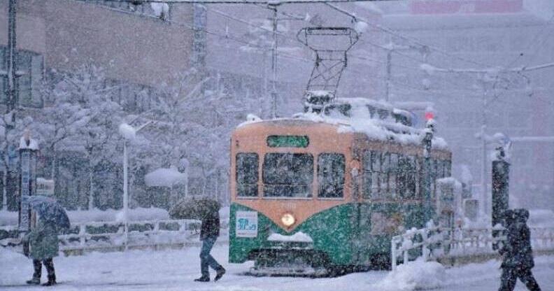 اليابان.. شلل بحركة النقل بسبب الثلوج الكثيفة