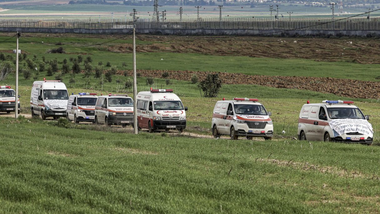 مسعفون فلسطينيون يحتجون على منع إدخال المعدات الطبية إلى غزة