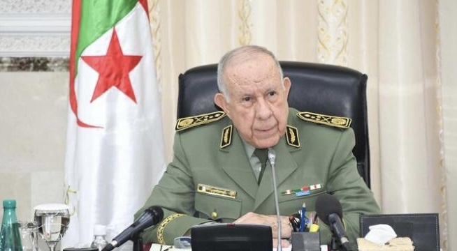 رئيس أركان جيش الجزائر يزور باريس تجهيزاً لزيارة تبون