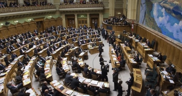 سويسرا تصوت لصالح إتاحة تصدير الأسلحة إلى أوكرانيا