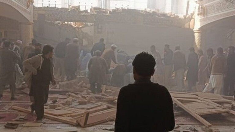 باكستان: مقتل 36 شخصاً بهجوم انتحاري على مسجد في بيشاور