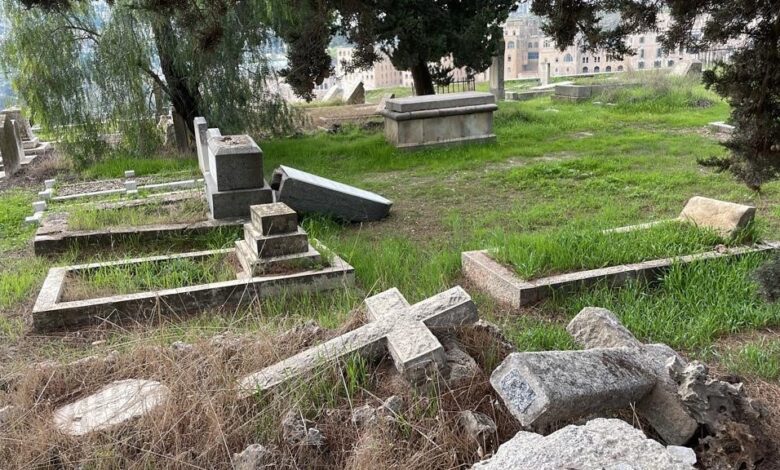 مستوطنون يعتدون على مقبرة مسيحية في القدس