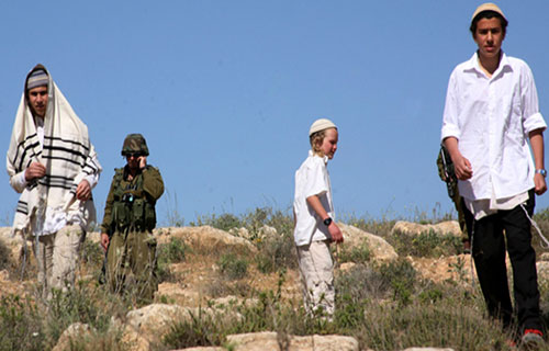 مستوطنون إسرائيليون يعتدون على الفلسطينيين في نابلس والخليل