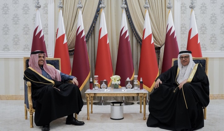 قطر والبحرين يبحثان تعزيز التعاون و"إنهاء الملفات العالقة"
