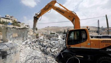 الاحتلال الإسرائيلي يهدم منشأة تجارية .. واقتحامات في الأقصى
