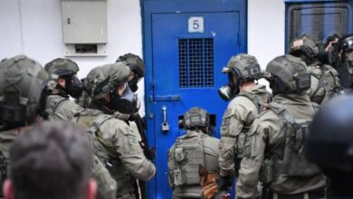 الاحتلال الإسرائيلي يواصل عزل 68 أسيراً فلسطينياً في سجن النقب
