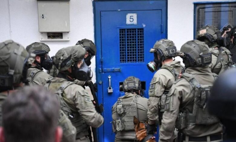 الاحتلال الإسرائيلي يواصل عزل 68 أسيراً فلسطينياً في سجن النقب