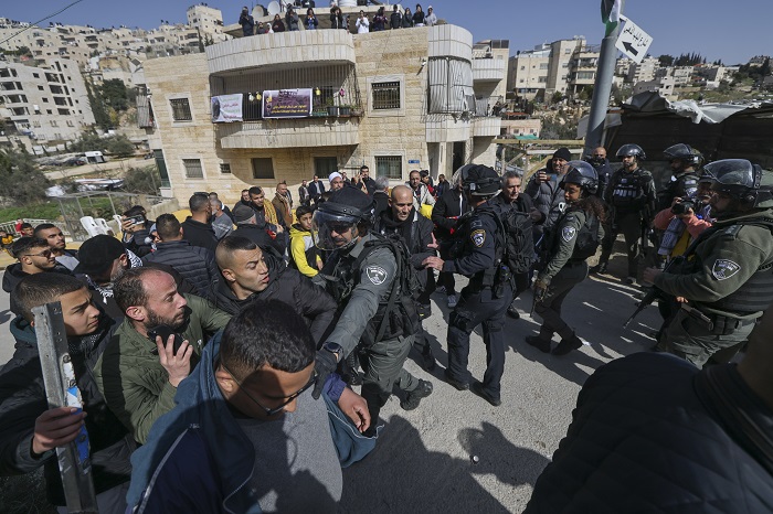 مقتل إسرائيليين بعملية دهس واستشهاد المنفذ في القدس