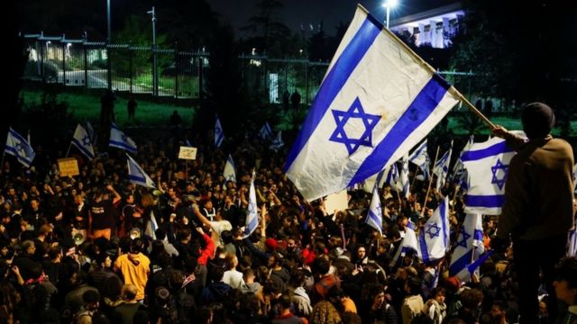 نتانياهو يصر على التعديلات القضائية وسط إضراب وتمرد في إسرائيل