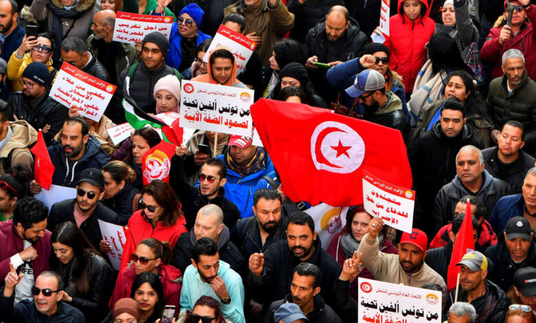 تونس.. خروج الآلاف في مسيرة مناهضة لسياسات قيس سعيد