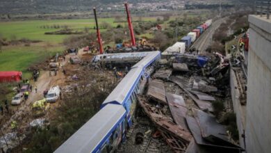 اليونان: خطأ بشري أدى إلى اصطدام قطارين ومقتل 38 شخصاً