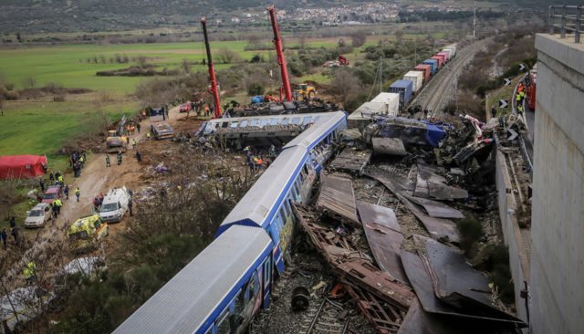 اليونان: خطأ بشري أدى إلى اصطدام قطارين ومقتل 38 شخصاً