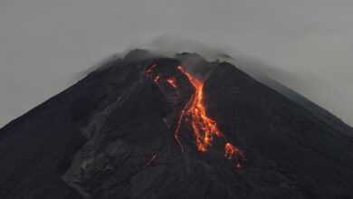 ثوران بركان ميرابي وسحابة من الرماد في سماء إندونيسيا