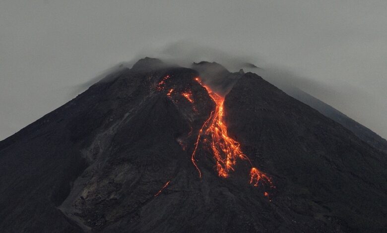 ثوران بركان ميرابي وسحابة من الرماد في سماء إندونيسيا