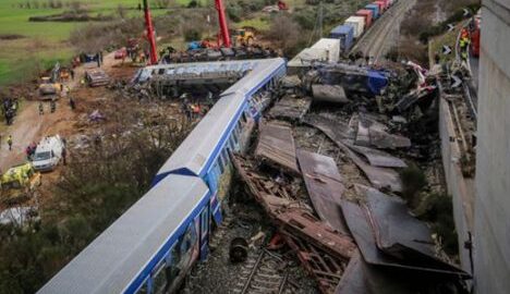 ارتفاع حصيلة كارثة القطار في اليونان إلى 42 قتيلاً