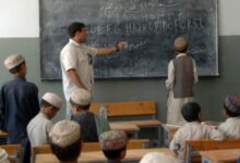 أفغانستان تعيد فتح المدارس.. مع استمرار حظر الفتيات