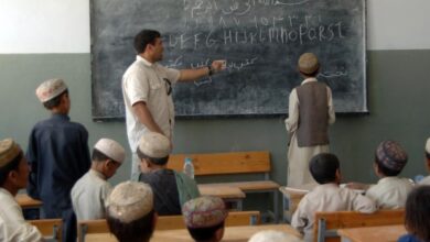 أفغانستان تعيد فتح المدارس.. مع استمرار حظر الفتيات