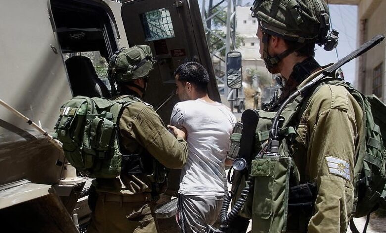 الاحتلال الإسرائيلي يعتقل 10 فلسطينيين في الضفة والقدس