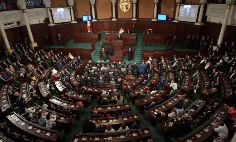بسلطة محدودة.. البرلمان الجديد في تونس يعقد جلسته الأولى