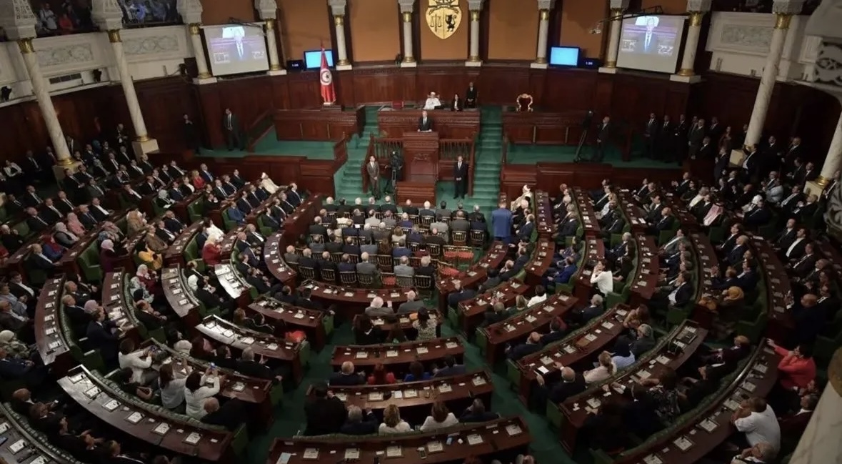 بسلطة محدودة.. البرلمان الجديد في تونس يعقد جلسته الأولى