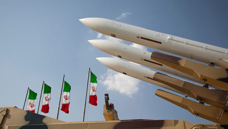إيران تنقل كماً كبيراً من الأسلحة إلى روسيا في "صفقة سرية"