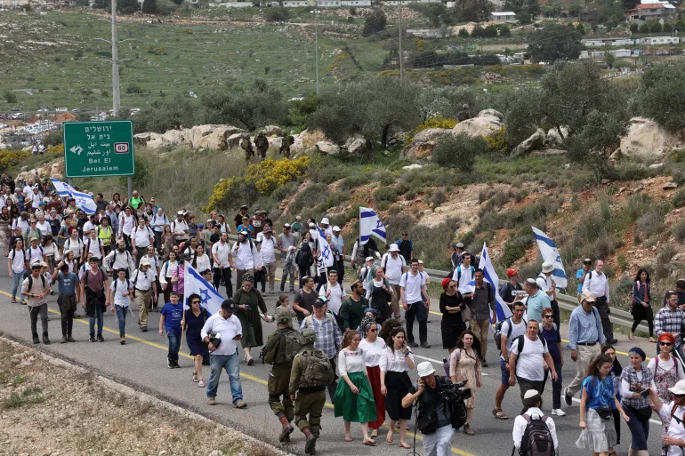 إصابة عشرات الفلسطينيين إثر مواجهة مسيرة استيطانية في الضفة