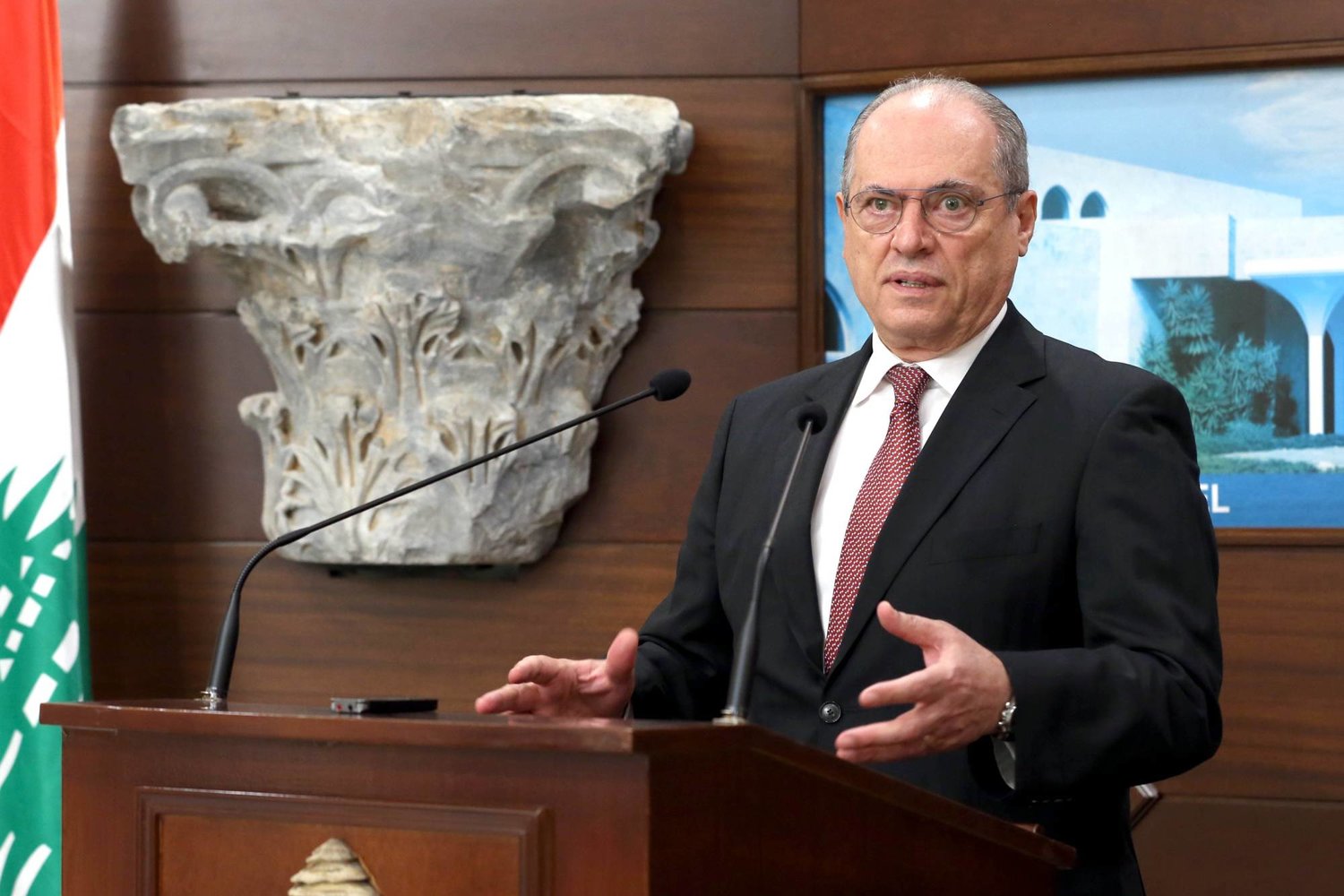دعوة حاكم مصرف لبنان المركزي للاستقالة من منصبه
