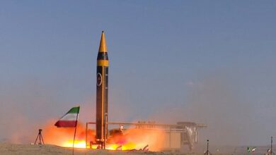 إيران تكشف عن صاروخ باليستي جديد يتجاوز سرعة الصوت