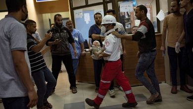 الاحتلال يقصف مستشفى ناصر.. ويستهدف نازحين في ملجأ أونروا جنوبي غزة