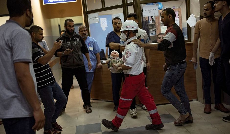 الاحتلال يقصف مستشفى ناصر.. ويستهدف نازحين في ملجأ أونروا جنوبي غزة